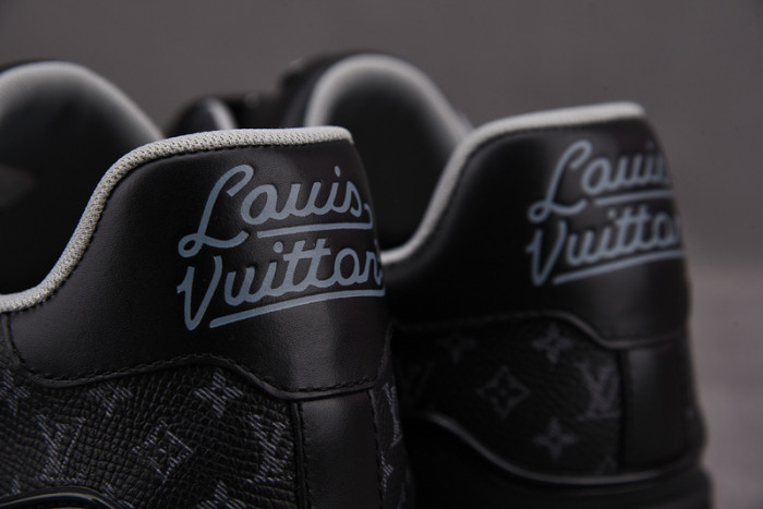 LV TRAINER SNEAKER LOW