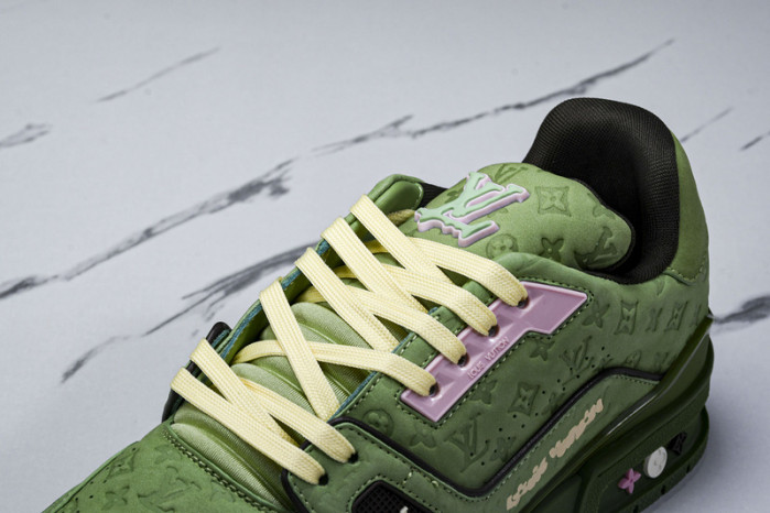 LV TRAINER SNEAKER 24051005