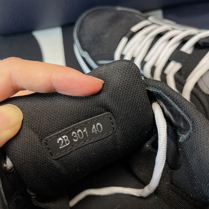 DR B30 Sneakers