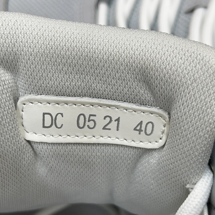 DR B30 Sneakers