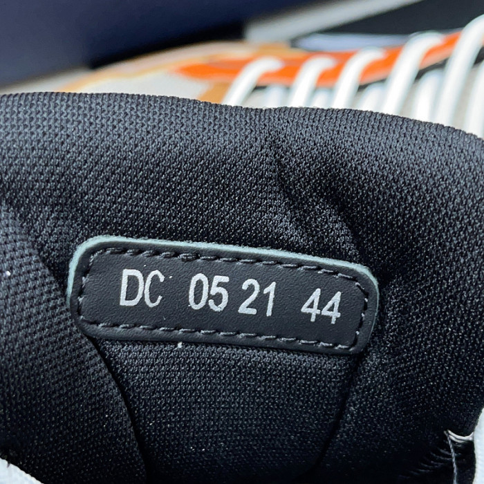 DR B30 Sneakers