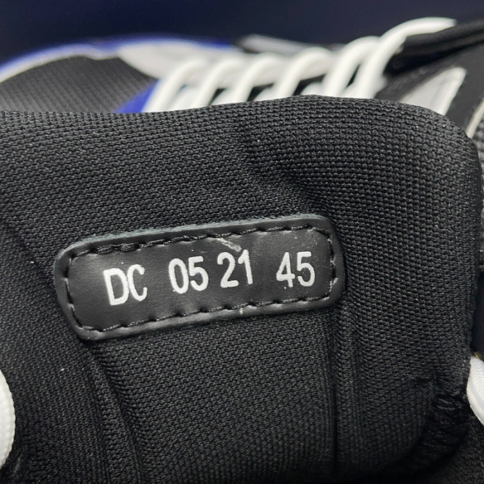 DR B30 Sneakers