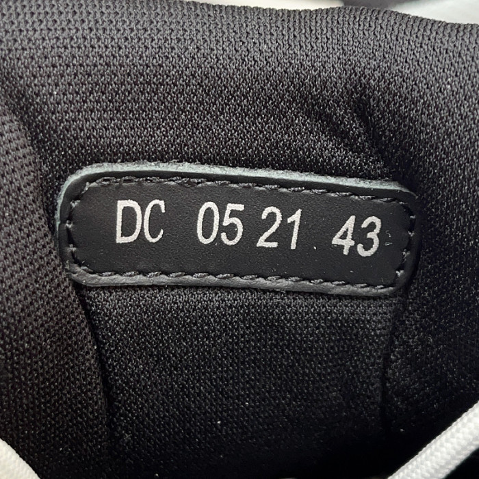 DR B30 Sneakers