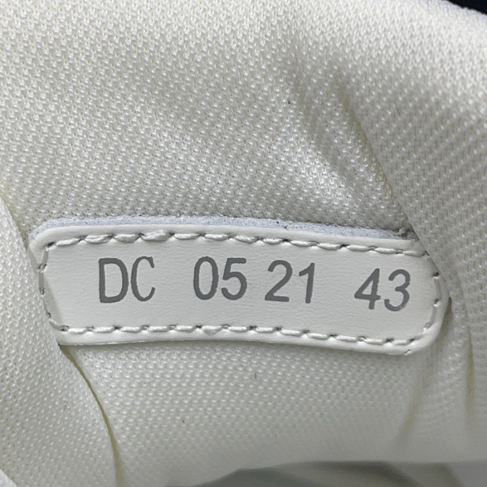 DR B30 Sneakers