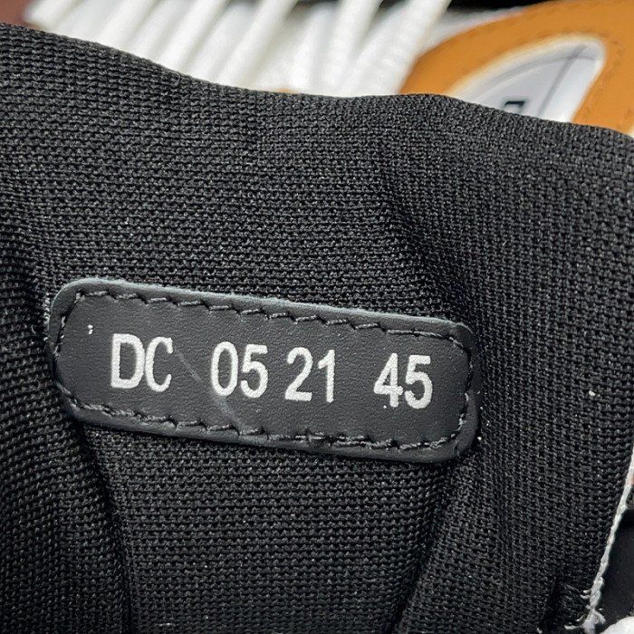DR B30 Sneakers