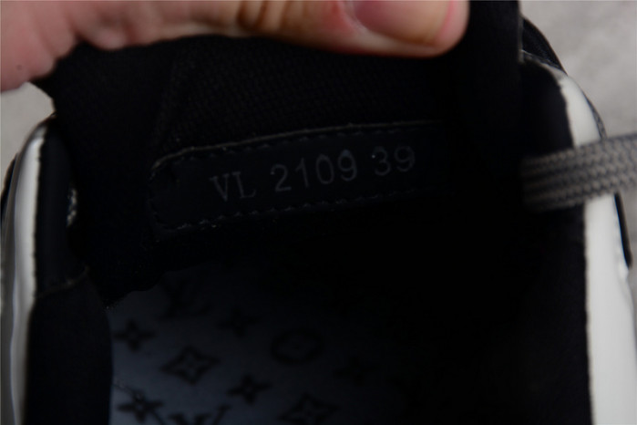 LV TRAINER SNEAKER LOW