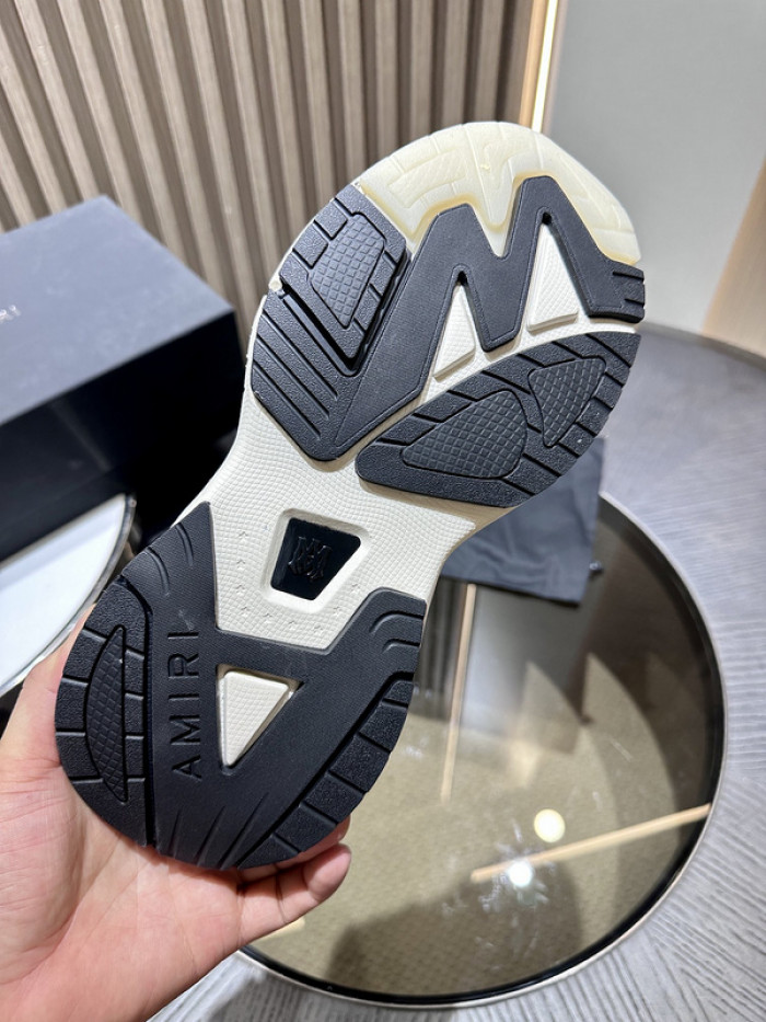 AR1M1 Low-Top Sneaker