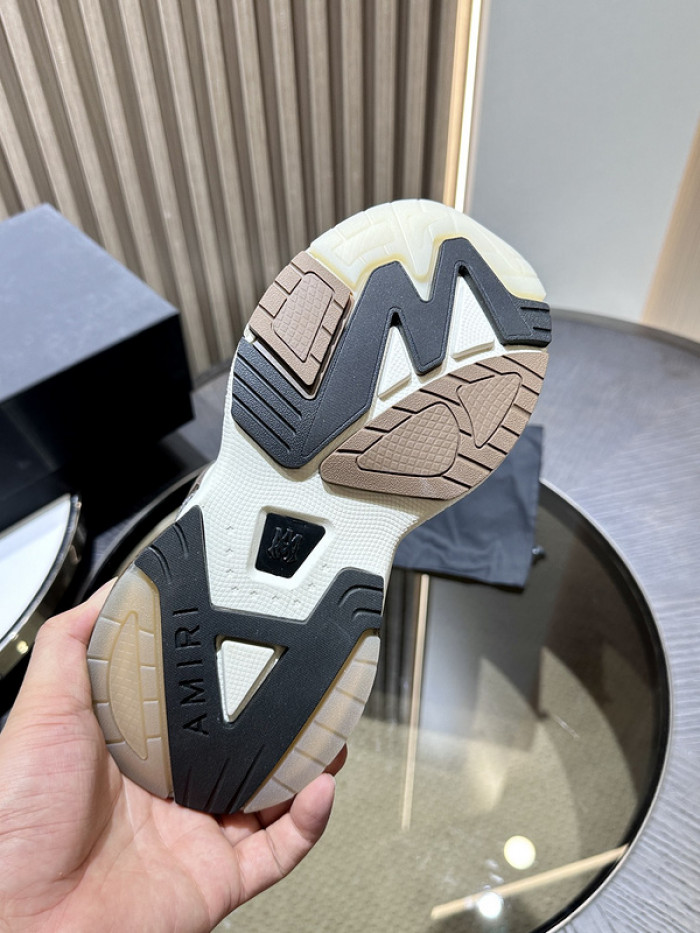 AR1M1 Low-Top Sneaker