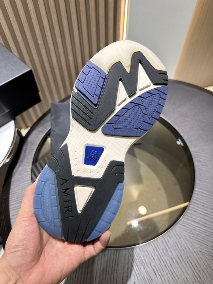 AR1M1 Low-Top Sneaker
