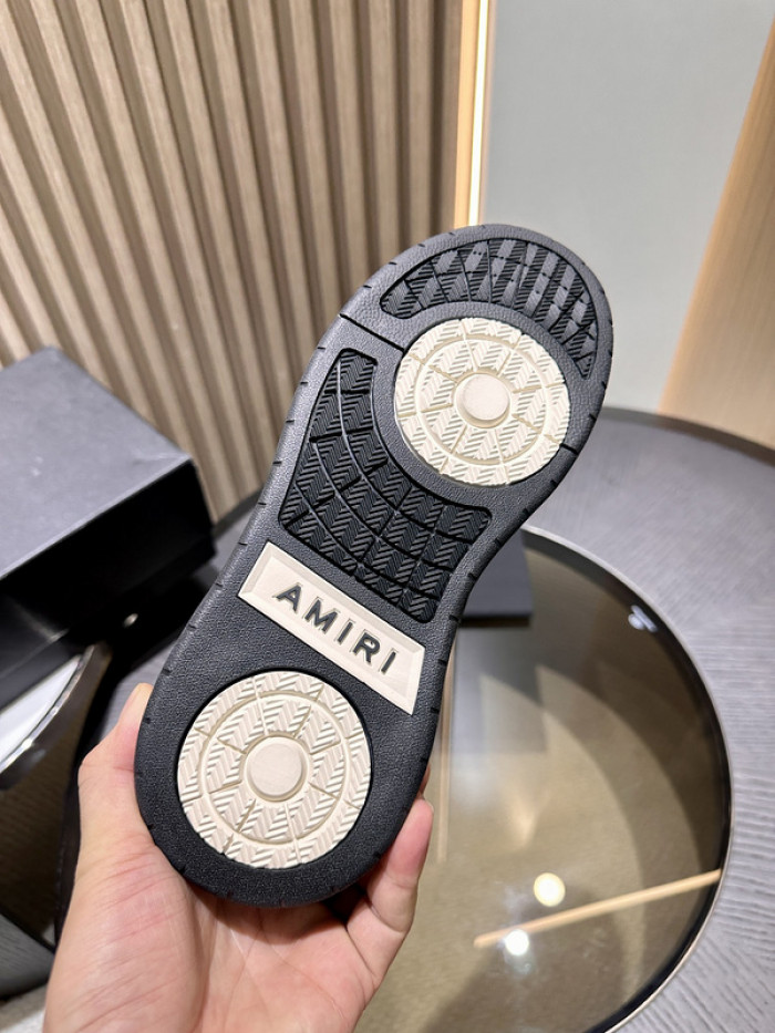 AR1M1 Low-Top Sneaker