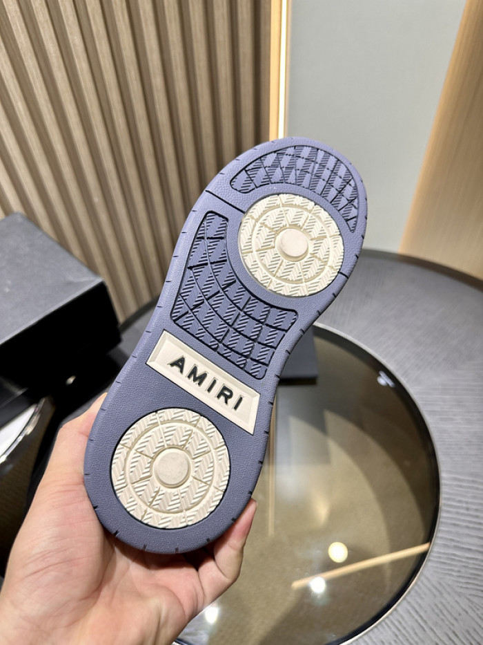 AR1M1 Low-Top Sneaker