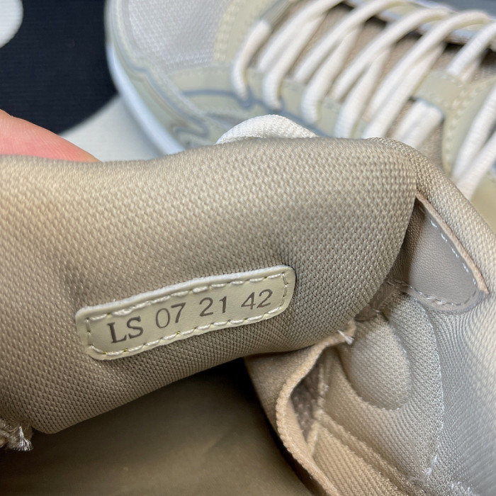 DR B30 Sneakers