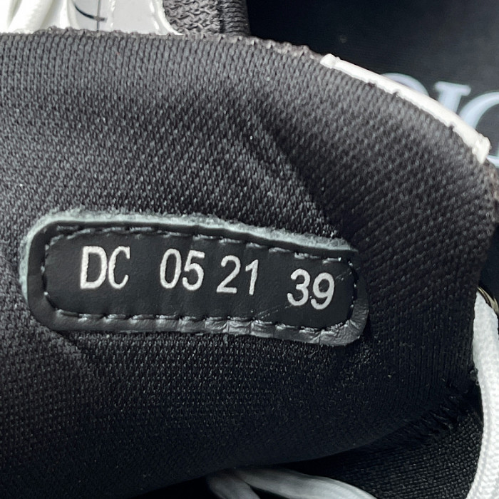 DR B30 Sneakers