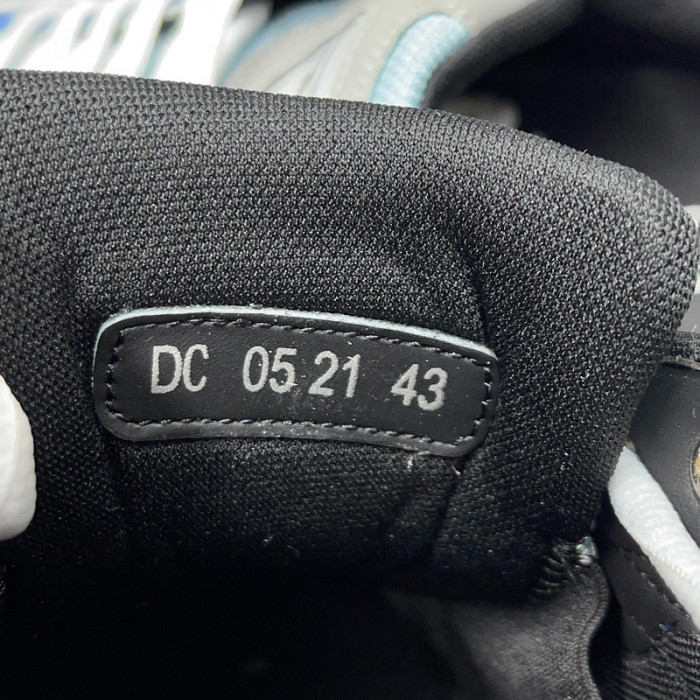 DR B30 Sneakers
