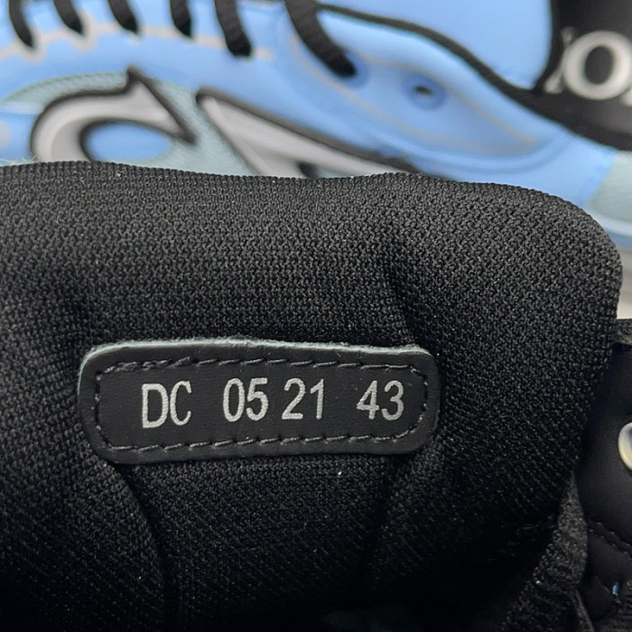DR B30 Sneakers