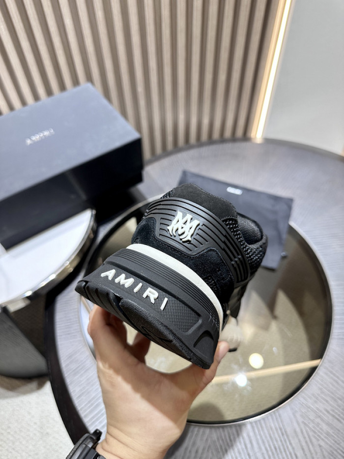 AR1M1 Low-Top Sneaker