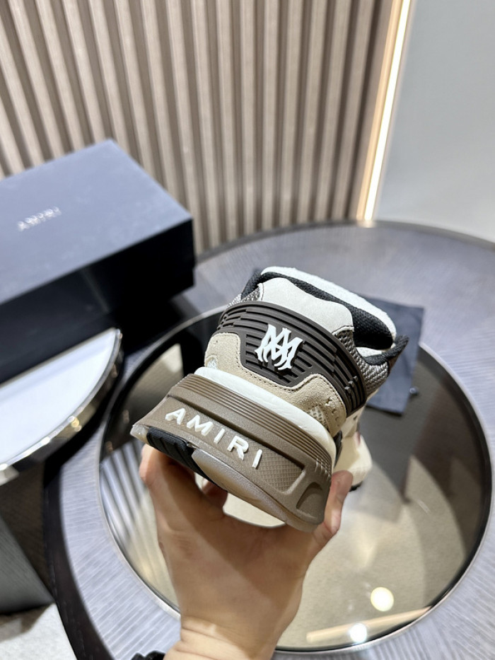 AR1M1 Low-Top Sneaker