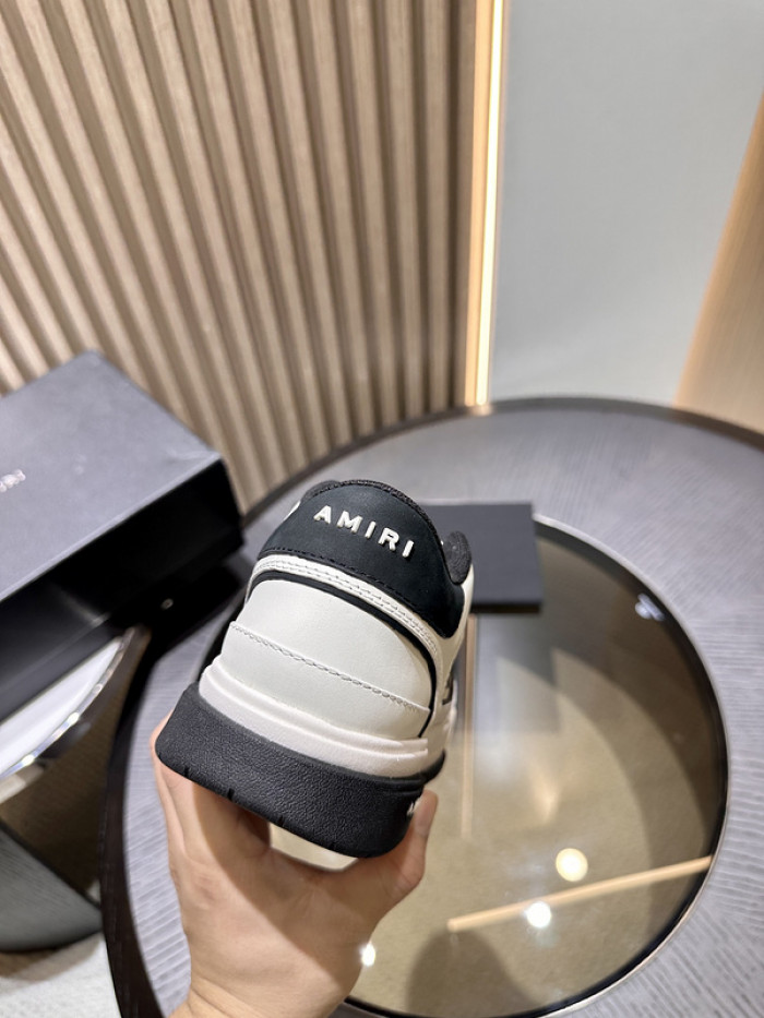 AR1M1 Low-Top Sneaker