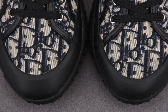 DR B28 Sneakers