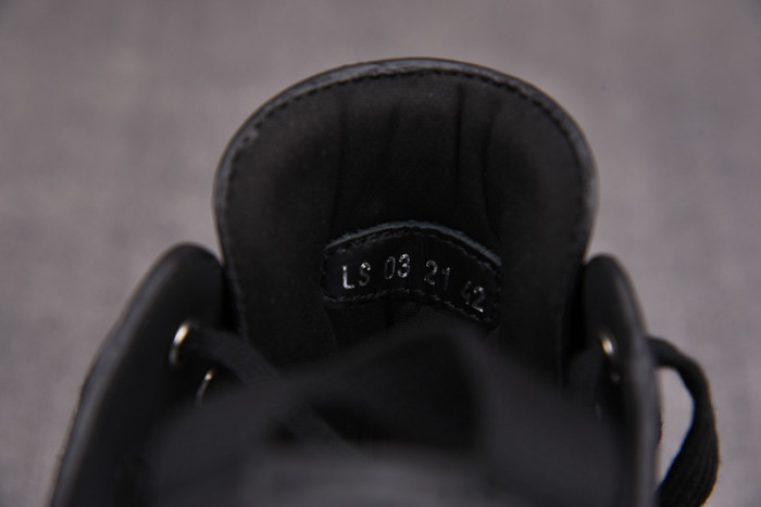 DR B28 Sneakers