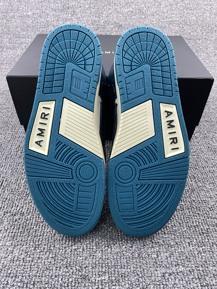 AR1M1 Low-Top Sneaker