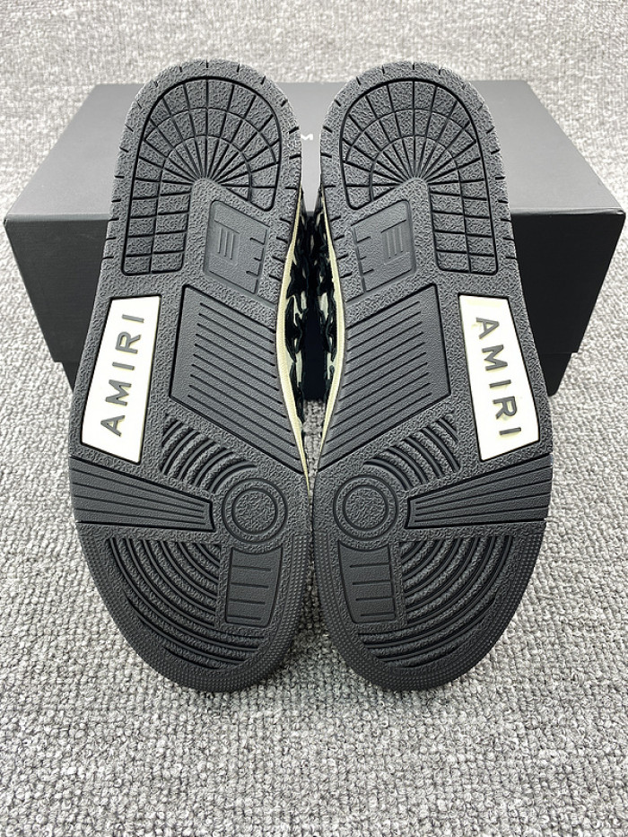AR1M1 Low-Top Sneaker