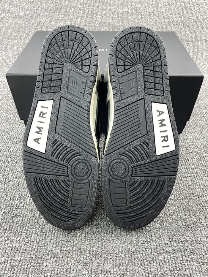 AR1M1 Low-Top Sneaker