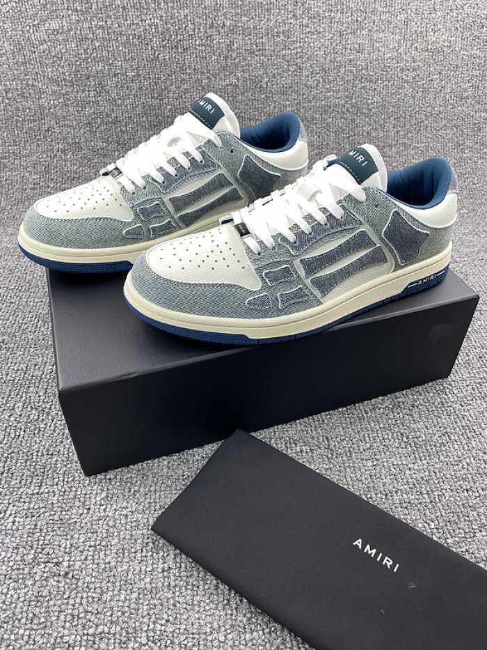 AR1M1 Low-Top Sneaker