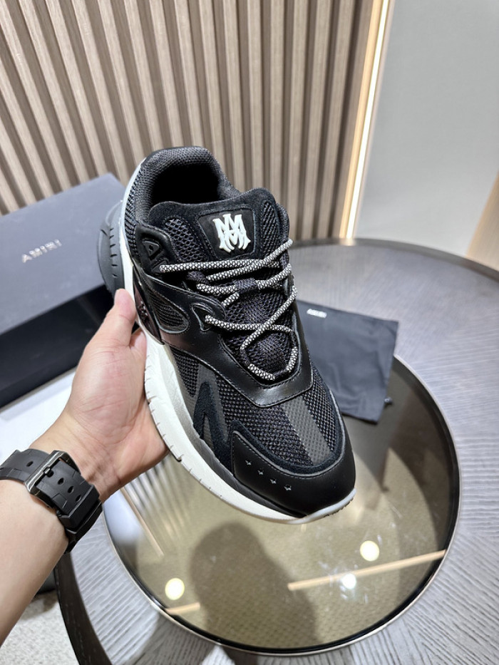 AR1M1 Low-Top Sneaker