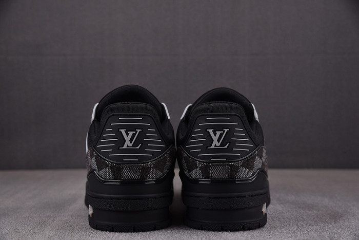 LV TRAINER SNEAKER 24062702