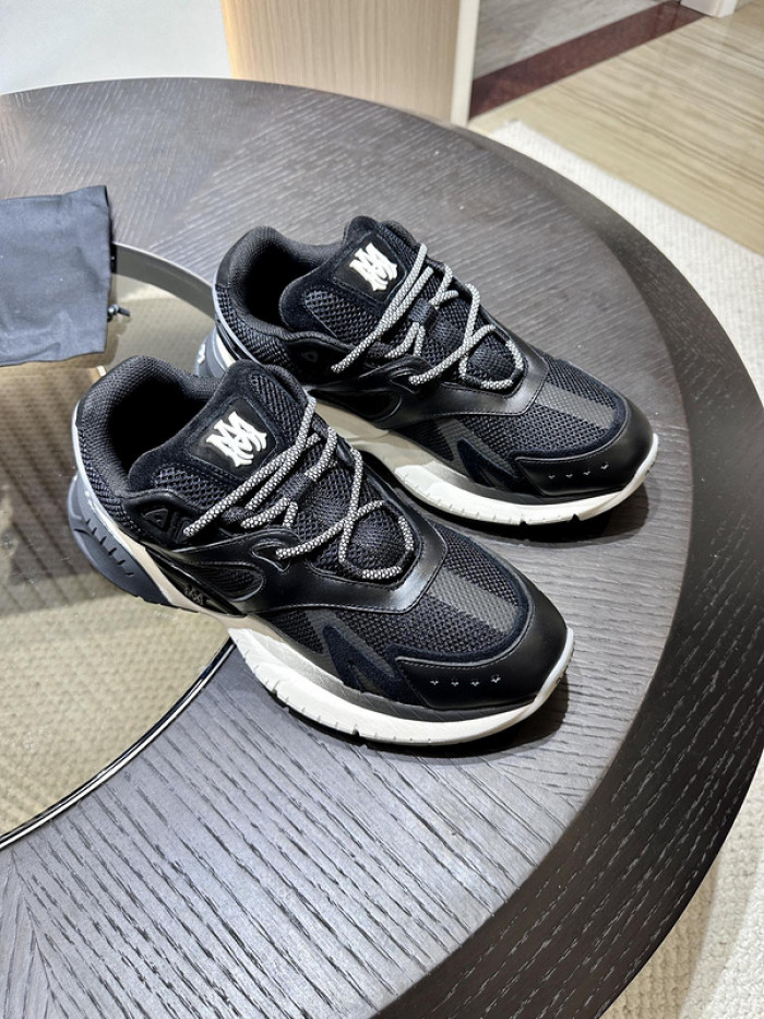 AR1M1 Low-Top Sneaker