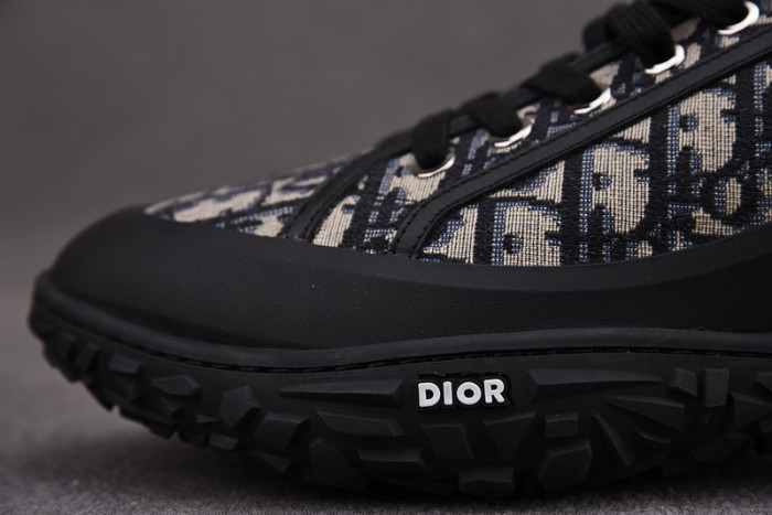 DR B28 Sneakers