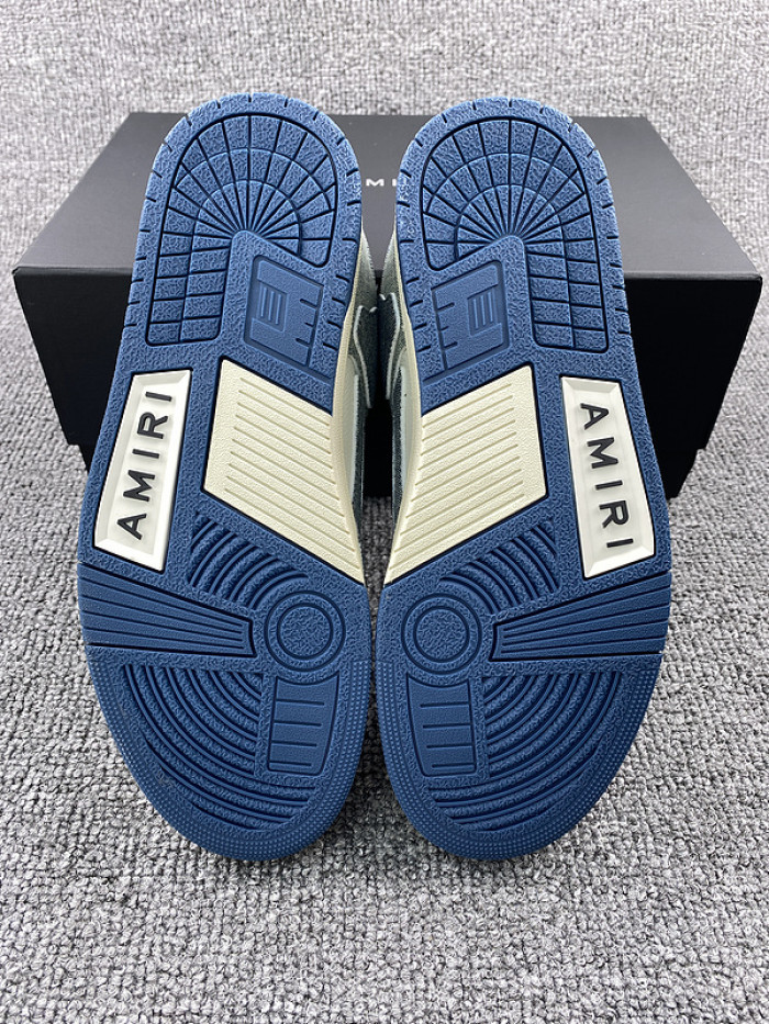 AR1M1 Low-Top Sneaker