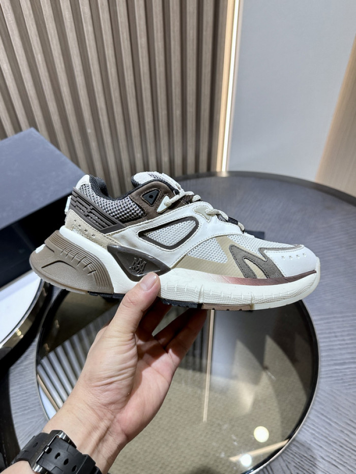 AR1M1 Low-Top Sneaker