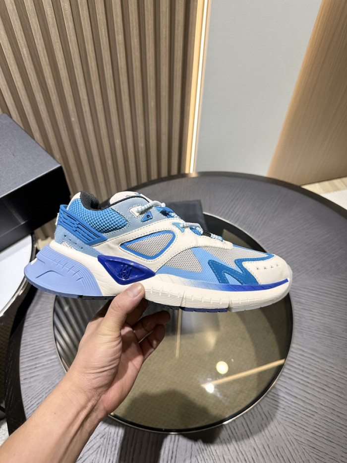 AR1M1 Low-Top Sneaker