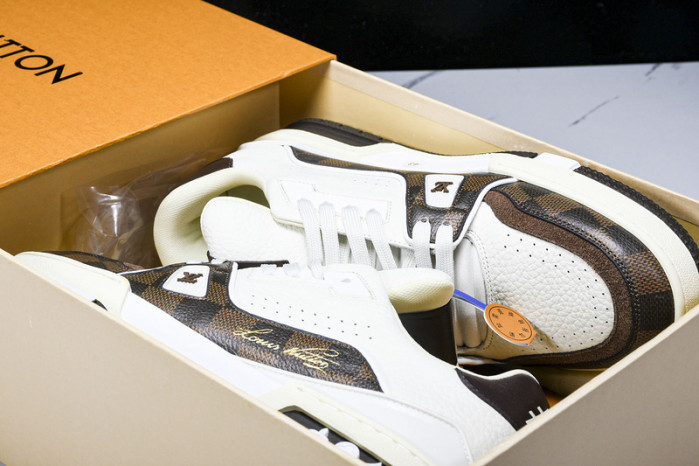 LV TRAINER SNEAKER 24051006