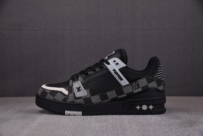 LV TRAINER SNEAKER 24062702