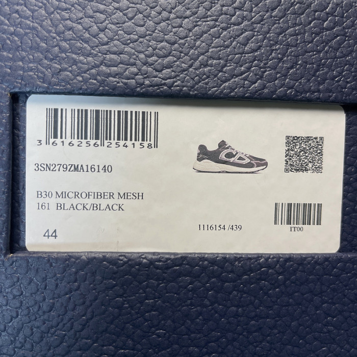 DR B30 Sneakers