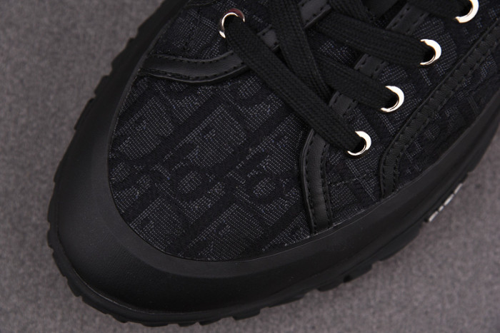 DR B28 Sneakers