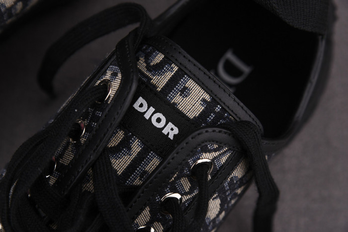DR B28 Sneakers