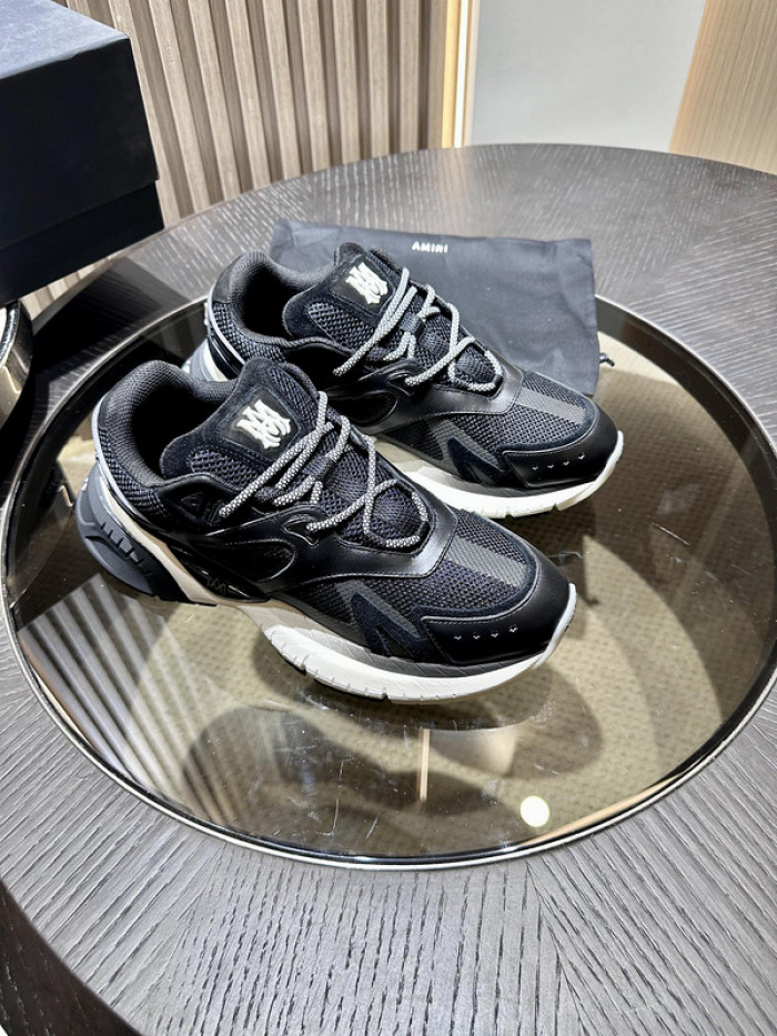 AR1M1 Low-Top Sneaker