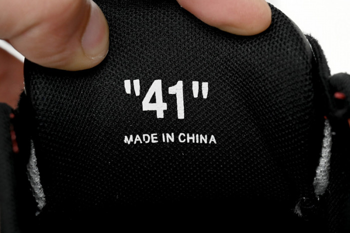 OFF-WHITE SNEAKER