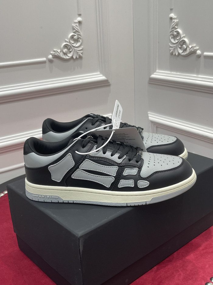 AR1M1 Low-Top Sneaker