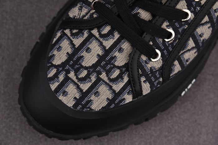 DR B28 Sneakers