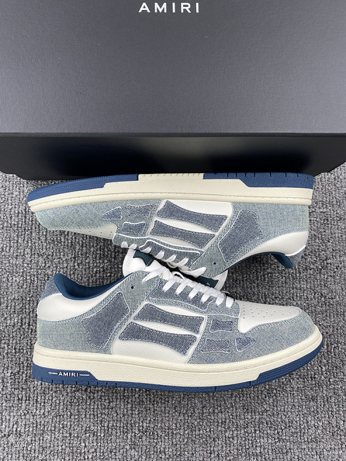 AR1M1 Low-Top Sneaker