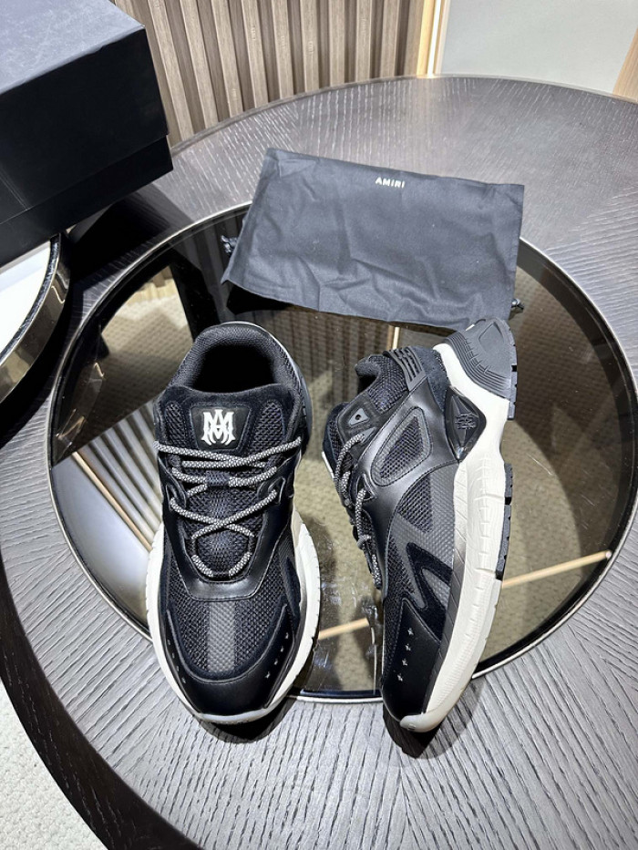 AR1M1 Low-Top Sneaker