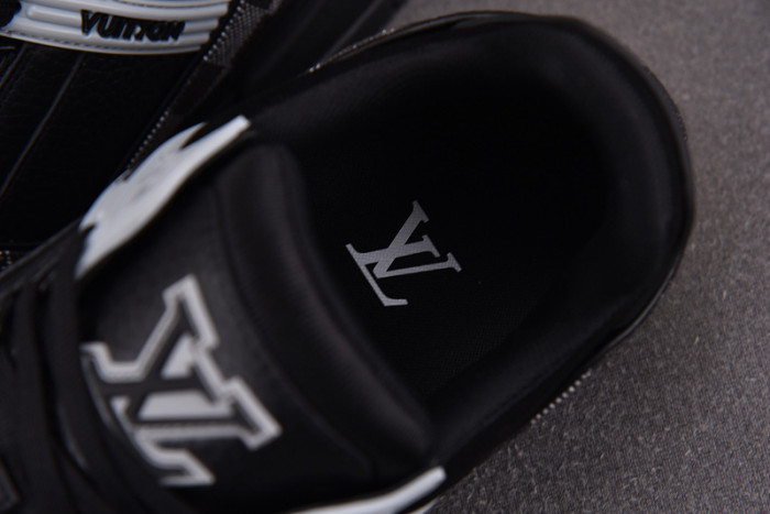 LV TRAINER SNEAKER 24062702