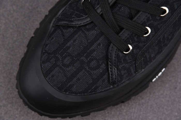 DR B28 Sneakers