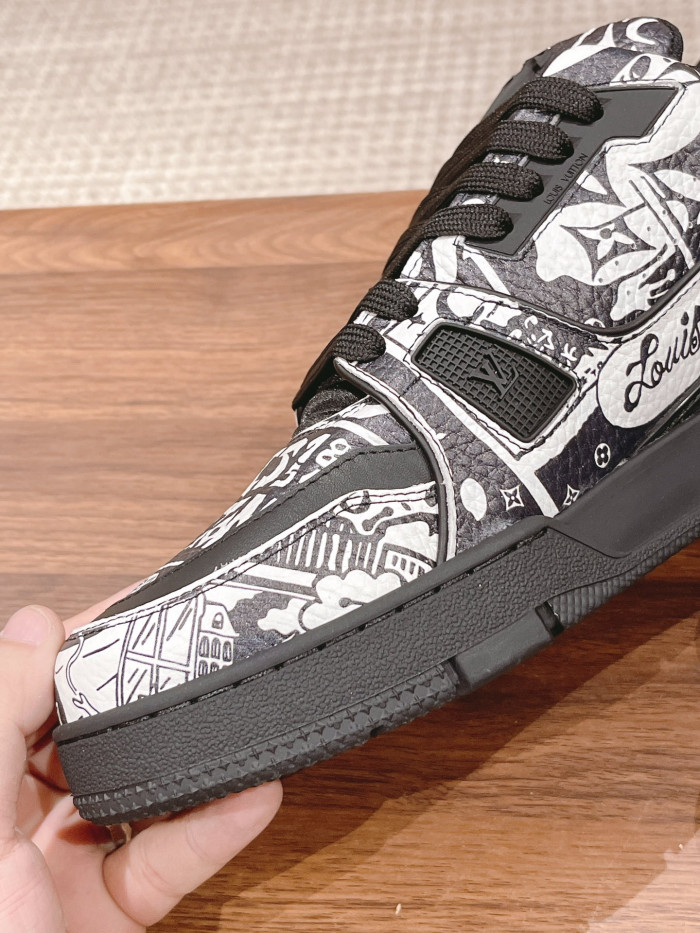 LV TRAINER SNEAKER